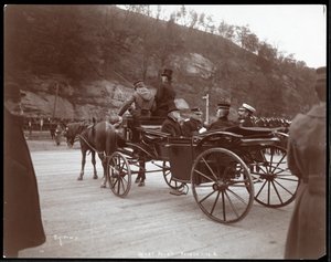 Katonák képe, köztük Robley Dunglison Evans ellentengernagy és a herceg egy hintón West Pointban, 1905 (ezüst zselatin nyomat)